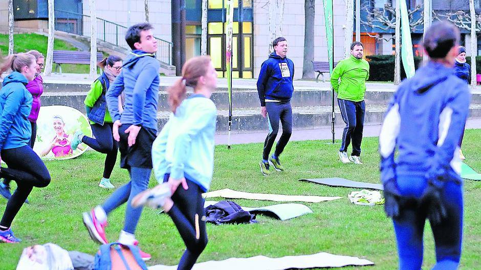  Gemeinsam Sport zu treiben macht auch im Winter Spaß. 