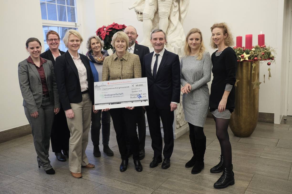  Scheckübergabe an die Krebsgesellschaft NRW im Jan-Wellem-Saal des Rathauses. 