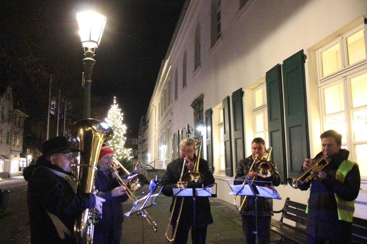  Fünf fürs Vorweihnachts-Flair: Der Posaunenchor der Evangelischen Kirchengemeinde unter Leitung von Jost Schmiedel. 