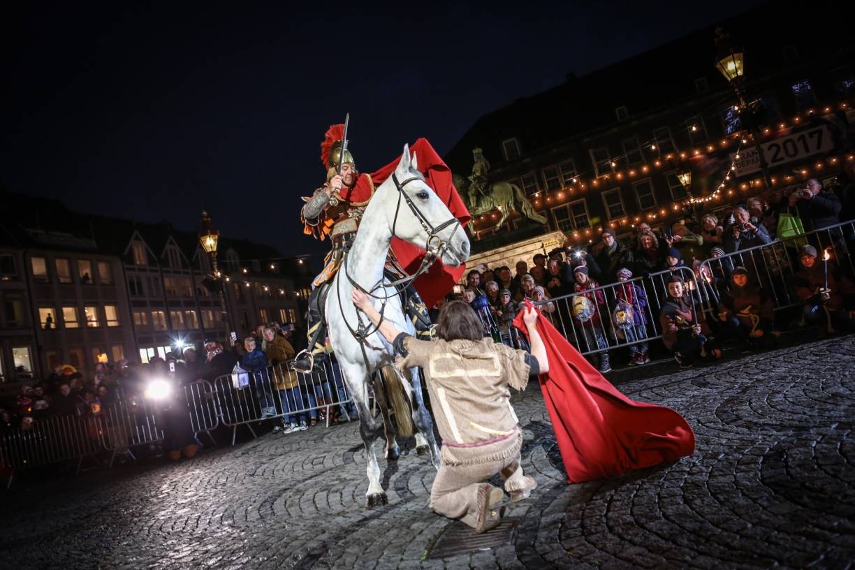 Sankt Martin reitet wieder durch die Stadt