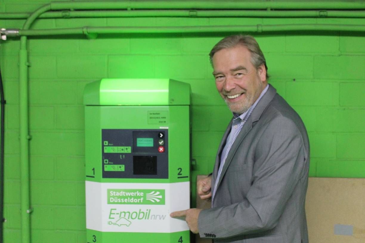  Center-Manager Harald Feit an derElektro-Tankstelle auf Parkebene 2. 