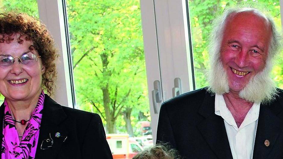 Ziegel vorm Biotop: Gaby und Peter Schulenberg graben nach