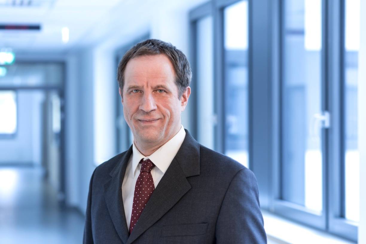  Dr. med. Dipl.-Theo. Martin Zodrow leitet das Palliative Care Team Düsseldorf (PCT) der Stiftung Evangelisches Krankenhaus Düsseldorf.  