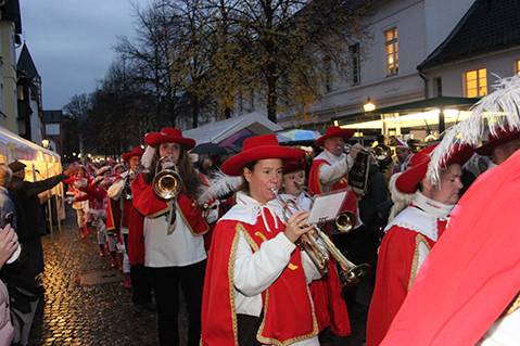  Mit dem Erwachen des Hoppeditzes, hier der Anmarsch der Bürgerwehr vor dem Gerresheimer Rathaus, ist die Session im Stadtteil gestartet.  