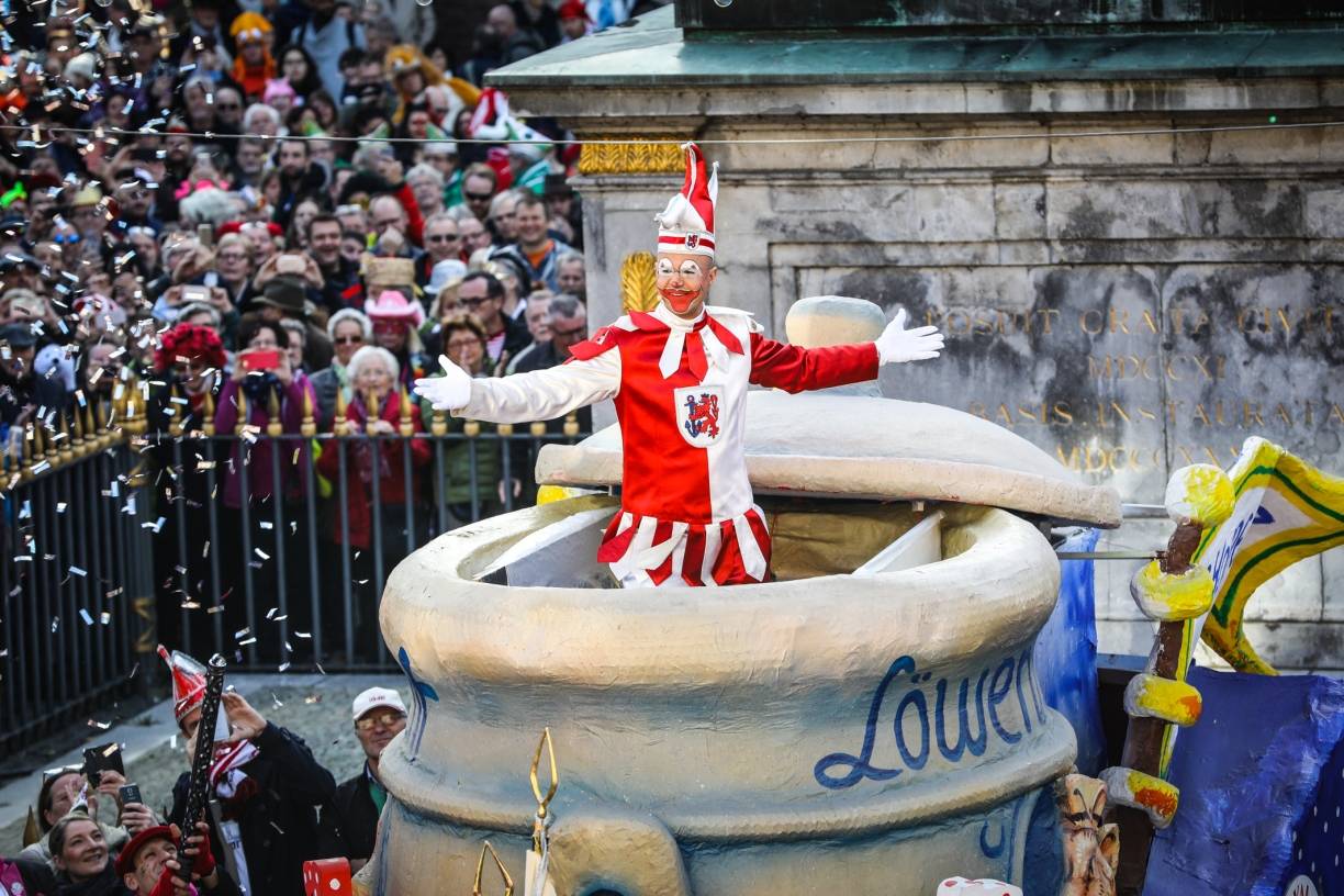  Hoppeditz Tom Bauer bei seiner Rede im Senftopf vor dem Rathaus. 