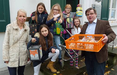  Bezirksbürgermeister Karsten Kunert revanchiert sich mit Weckmännern für die Laternen, die im Rathaus aufgehängt werden dürfen. 