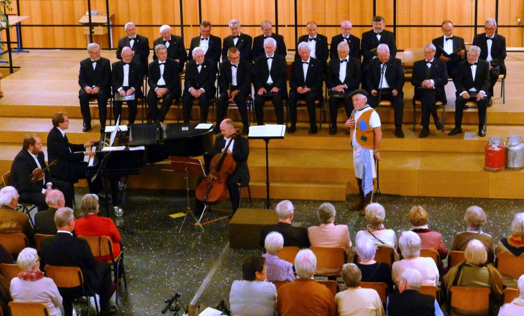  Der Gerresheimer Männerchor tritt auf. 