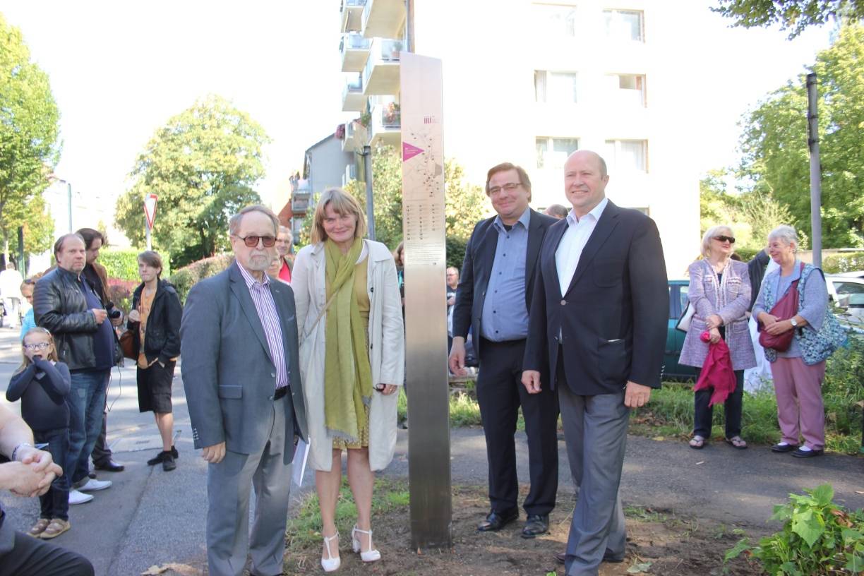  Nach der Stelen-Enthüllung wenden sie sich dem Fotografen zu (v.l.): Günther Hering, Klaudia Zepuntke, Karsten Kunert und Franz Nawrath. 