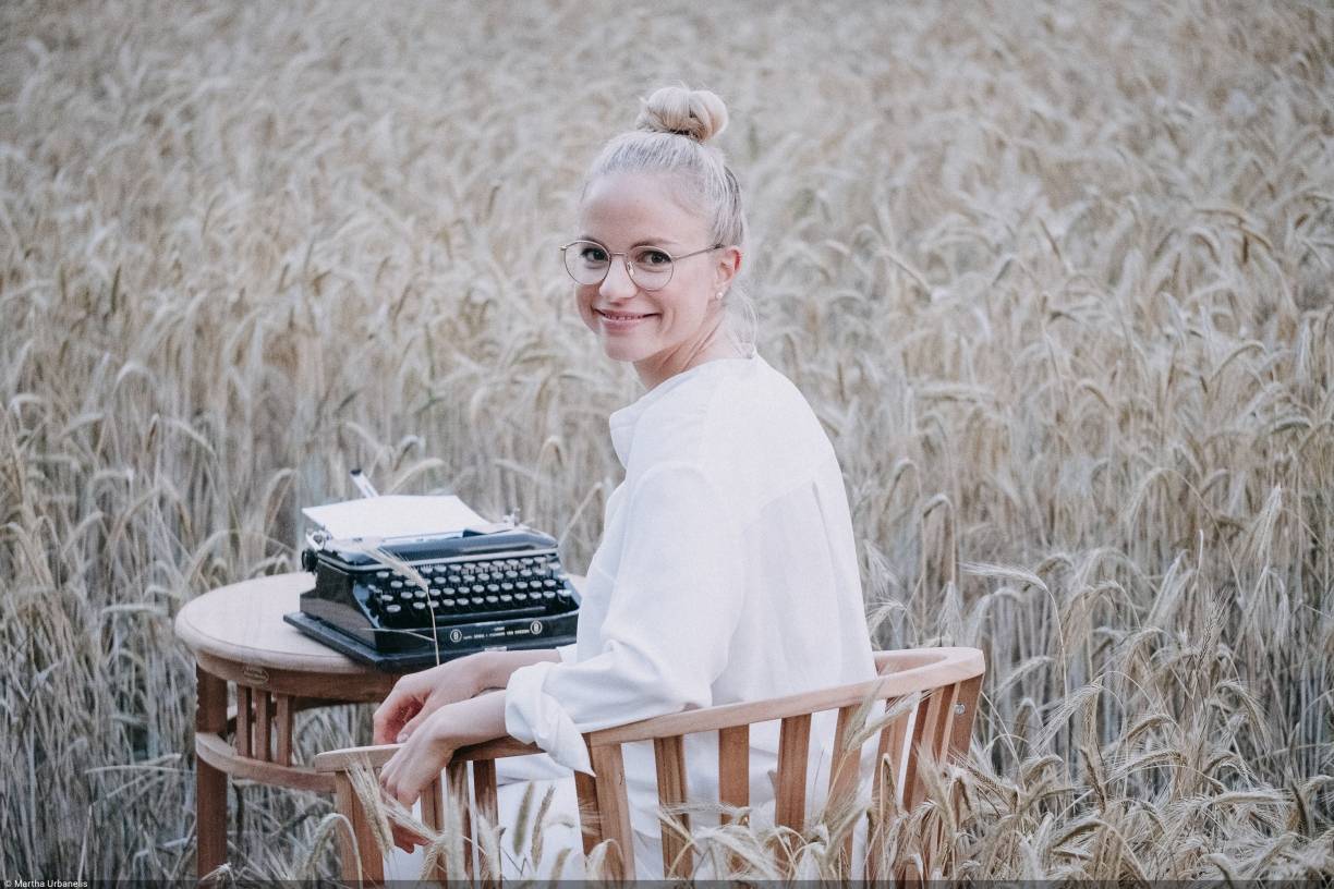  Eine Schreibmaschine im Kornfeld: Julia Engelmann. 