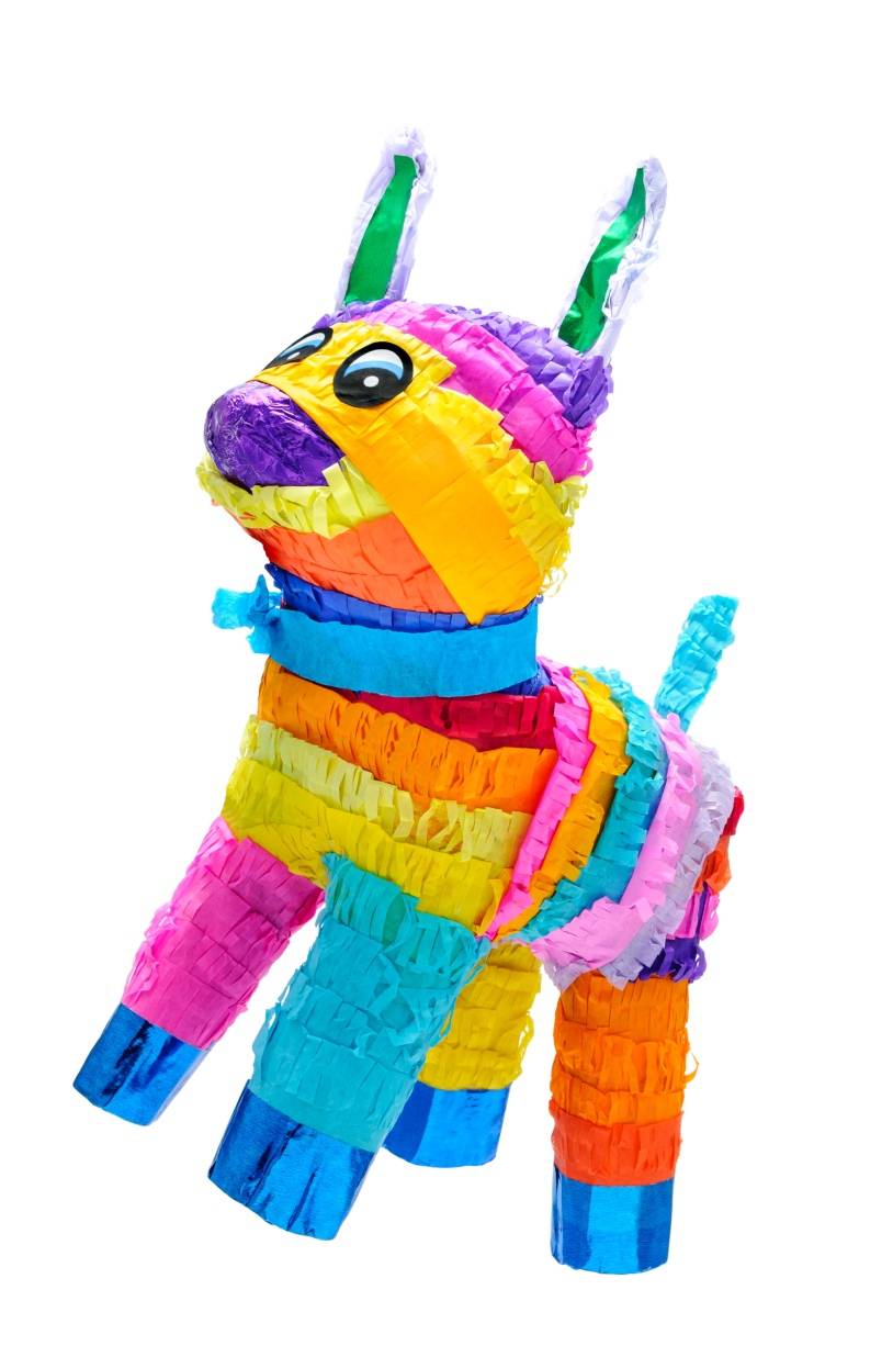  Kinder schlagen mit verbundenen Augen abwechselnd mit einem Stock auf die Piñata ein, bis sie zerbricht und die in ihr versteckten Überraschungen herausfallen. 