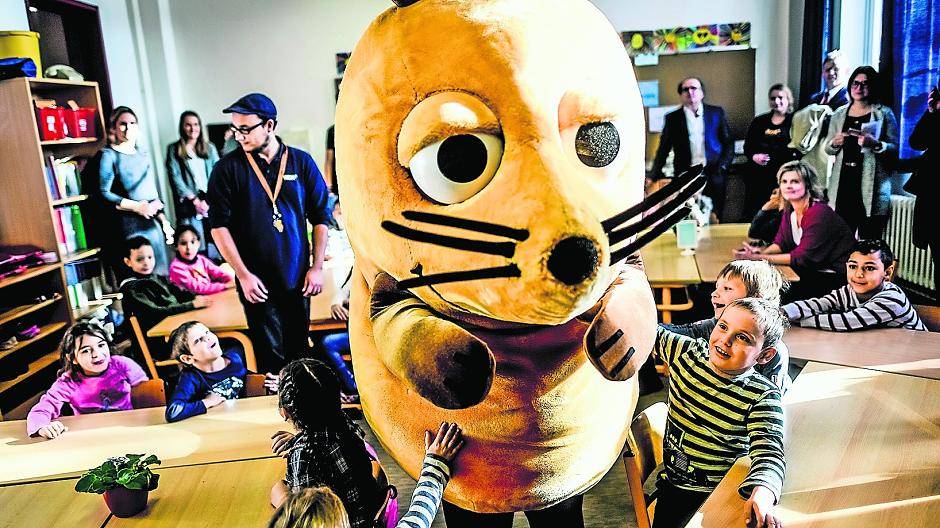  Die Maus wurde in der Grundschule Flurstraße von den Kindern herzlich empfangen. 