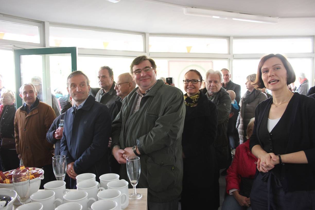  Da staunte auch Oberbürgermeister Thomas Geisel (li.), als er mit Quartiersmanagerin Mareen Westhoff (r.) und Bezirksbürgermeister Karsten Kunert (M.) das Stadtteilzentrum „Das Rund“ am Staufenplatz in Grafenberg eröffnete: So viele Bürger drängelten sich auf der Fußgänger-Insel im Verkehrsstrom, um die neue Einrichtung im Stadtteil zu begutachten. 