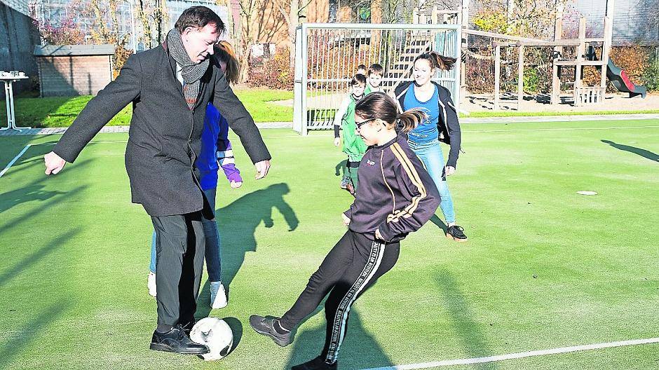  Einweihungsspiel mit Sportdezernent Burkhard Hintzsche. 