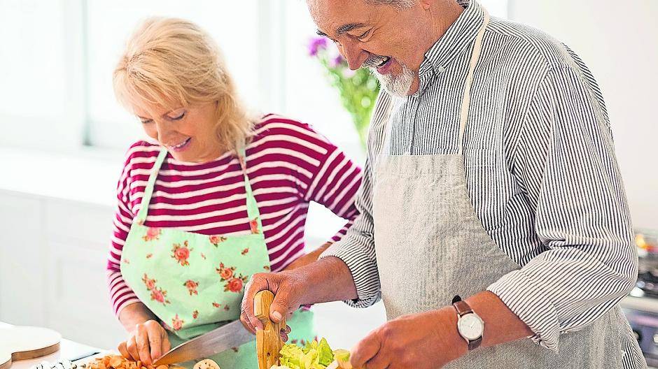  Frischer Salat, Gemüse und Pflanzenöle sind nicht nur kalorienarm, sondern versorgen den Körper auch mit gelenkgesunden Nährstoffen. 
