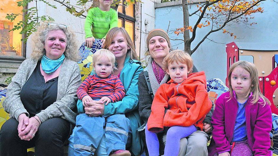  Mitglieder des Kernteams des Vereins „Demokratische Schule Düsseldorf“ (v.l.): Claudia Rehn (51), Justine Kleier (34) und Cecilia Gläsker (36) mit Kindern in der Projektwerkstatt „Niemandsland“ in Oberbilk. 