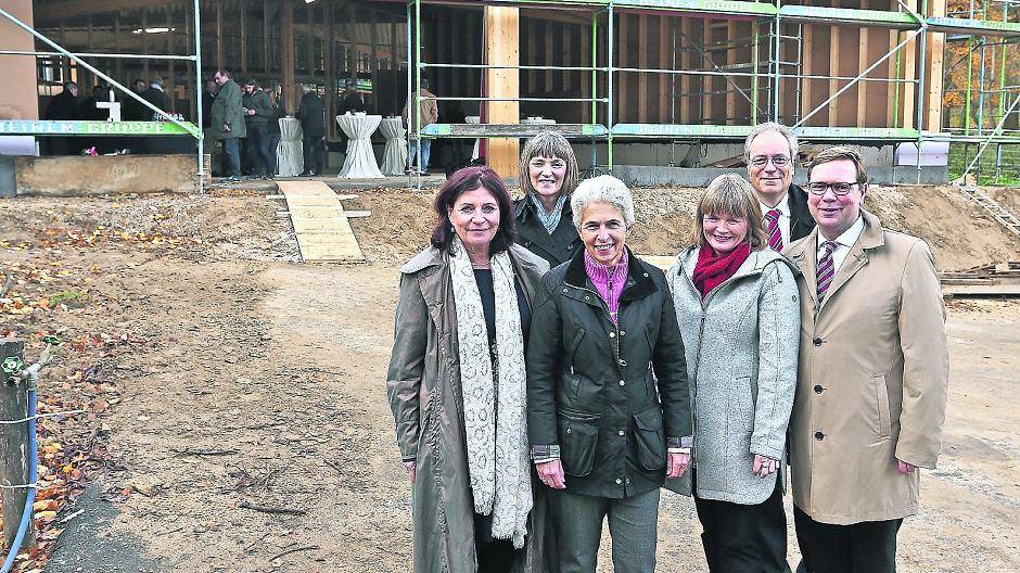  Besuch auf der Baustelle im Wildpark (v. l.): Gründezernentin Helga Stulgies, Kämmerin Dorothée Schneider, Marie-Agnes Strack-Zimmermann, Bürgermeisterin Klaudia Zepuntke, Ratsherr Rüdiger Gutt und Unterstützer Dr. Thomas Nießen von Linklaters LLP. 