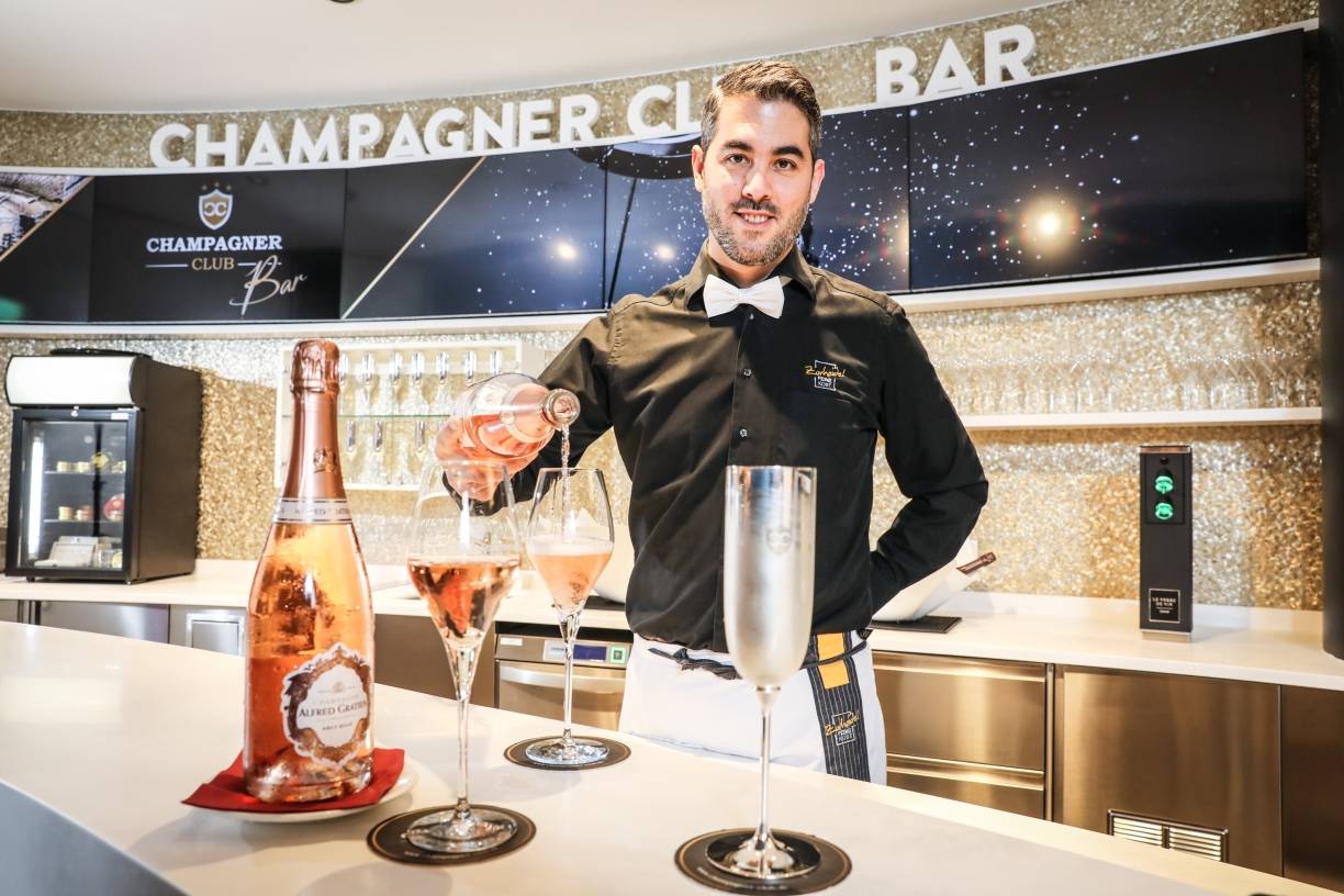 An der Champagner-Bar bei Edeka Zurheide Feine Kost