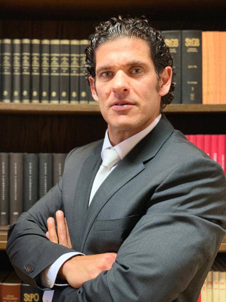  Nicolai F. Mameghani 