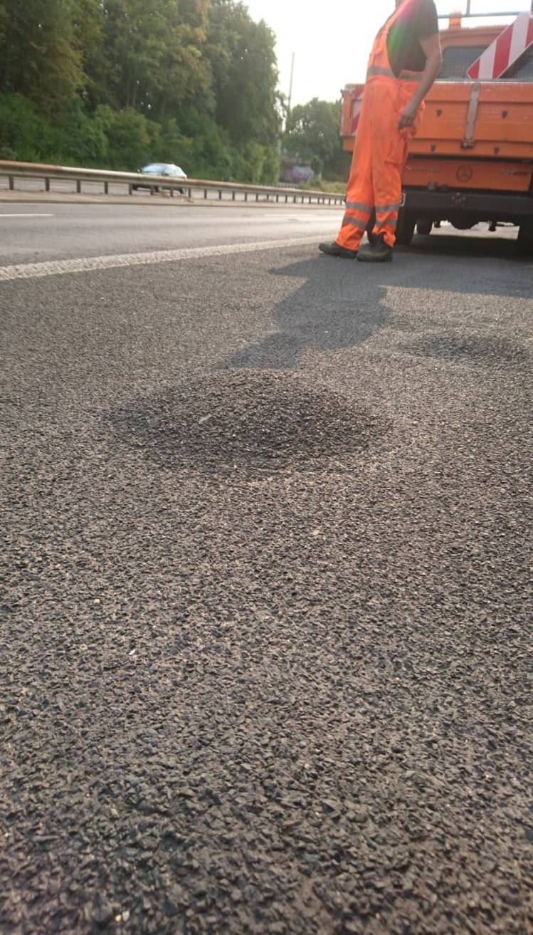  Die anhaltenden hohen Temperaturen verursachen Straßenschäden. Hier auf der Münchener Straße.  