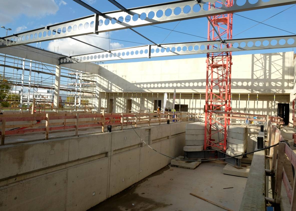  Als Nächstes folgen nach Schließung von Dach und Fassaden die Ausbaugewerke Heizung, Lüftung, Sanitär, Elektro, Badewassertechnik, Trockenbau und Fliesenarbeiten. 