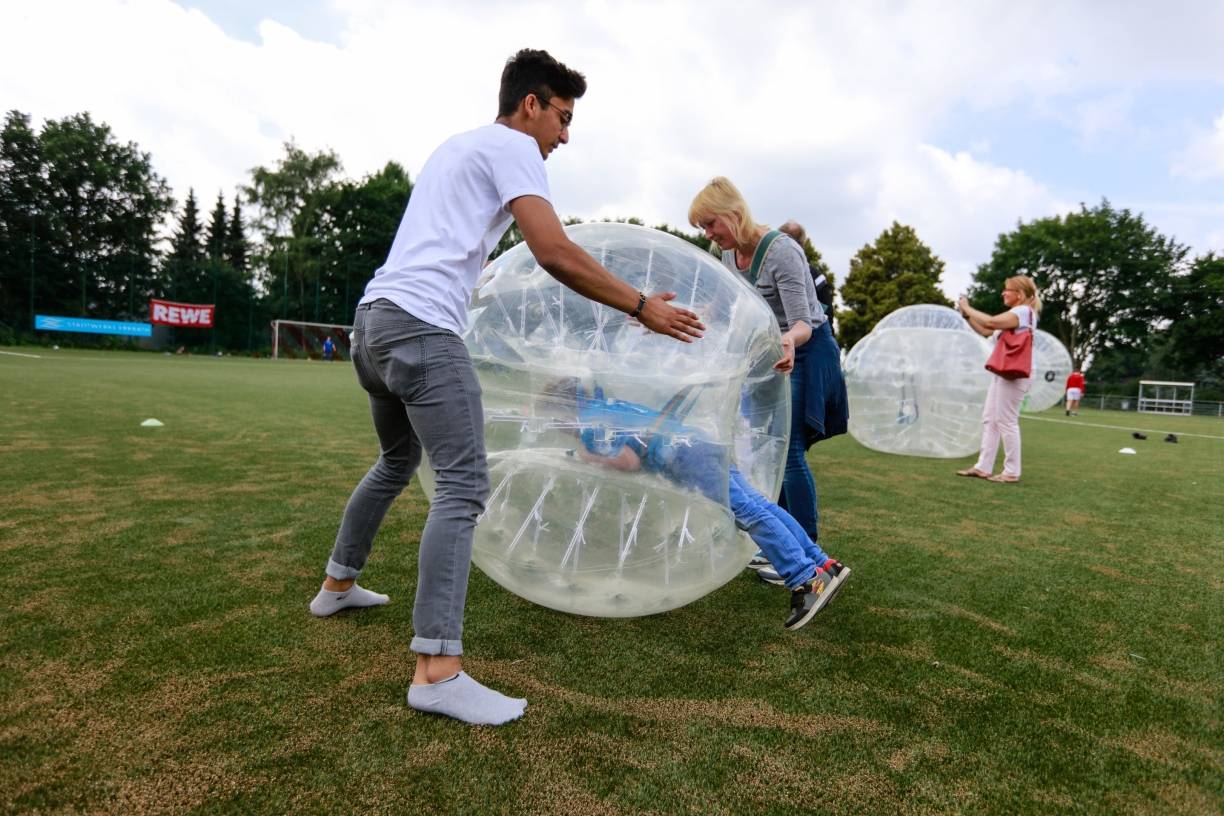  Reinkrabbeln und losrollen: Bubble Ball in Düsseldorf. 