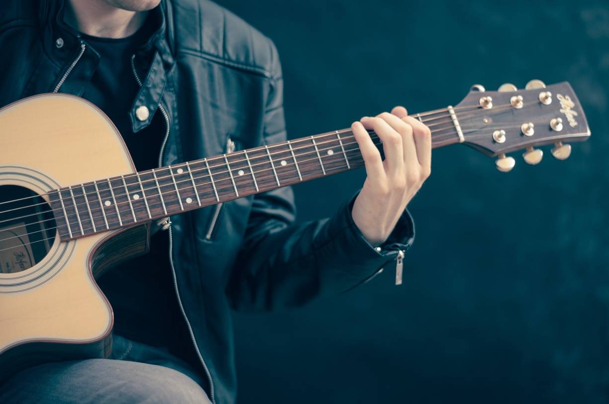  Drei Schülerbands erhalten für sechs Monate ein individuelles Coaching, einen kostenlosen Proberaum, ein professionelles Foto-Shooting sowie einen öffentlichen Auftritt. 