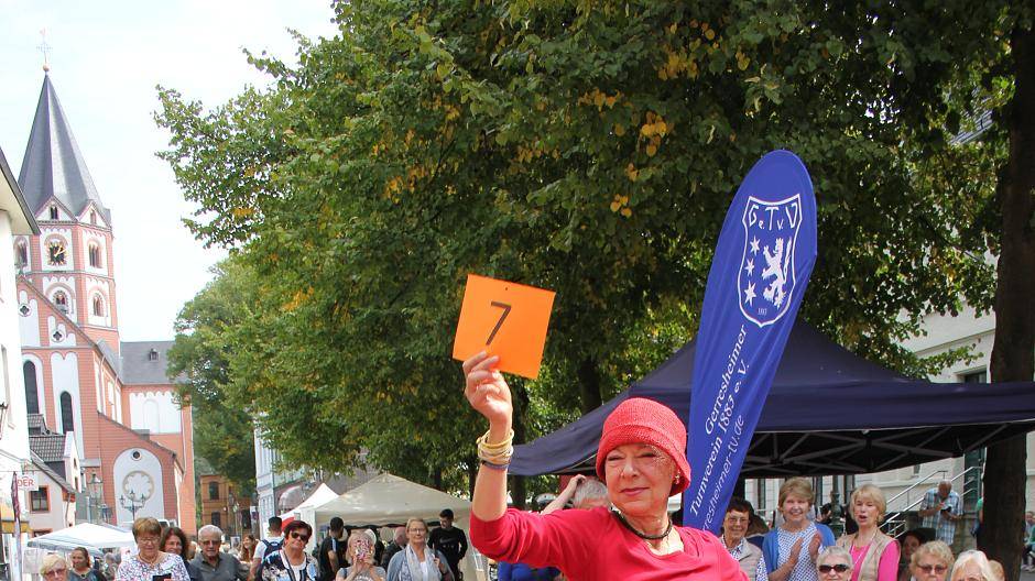 Der rote Teppich vor St. Margareta war für eine Modenschau mit Laien-Models...
