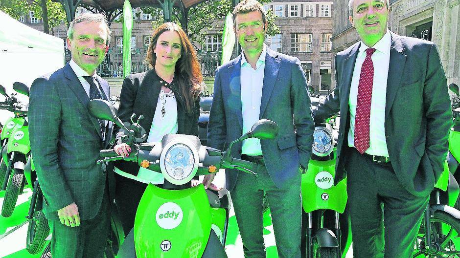  OB Thomas Geisel, Daniela Jost (Leiterin der Abteilung „Entwicklung neuer Geschäftsmodelle“ bei den Stadtwerken), Martin Giehl (Prokurist bei den Stadtwerken) und Stadtwerke-Vorstandsvorsitzender Dr. Udo Brockmeier. 