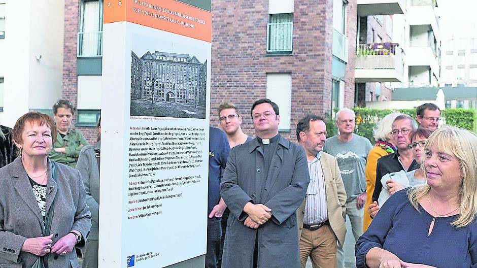  Die Gedenkstele steht nun am ehemaligen „Lager Bahnhof Derendorf an der Schinkelstraße“.  