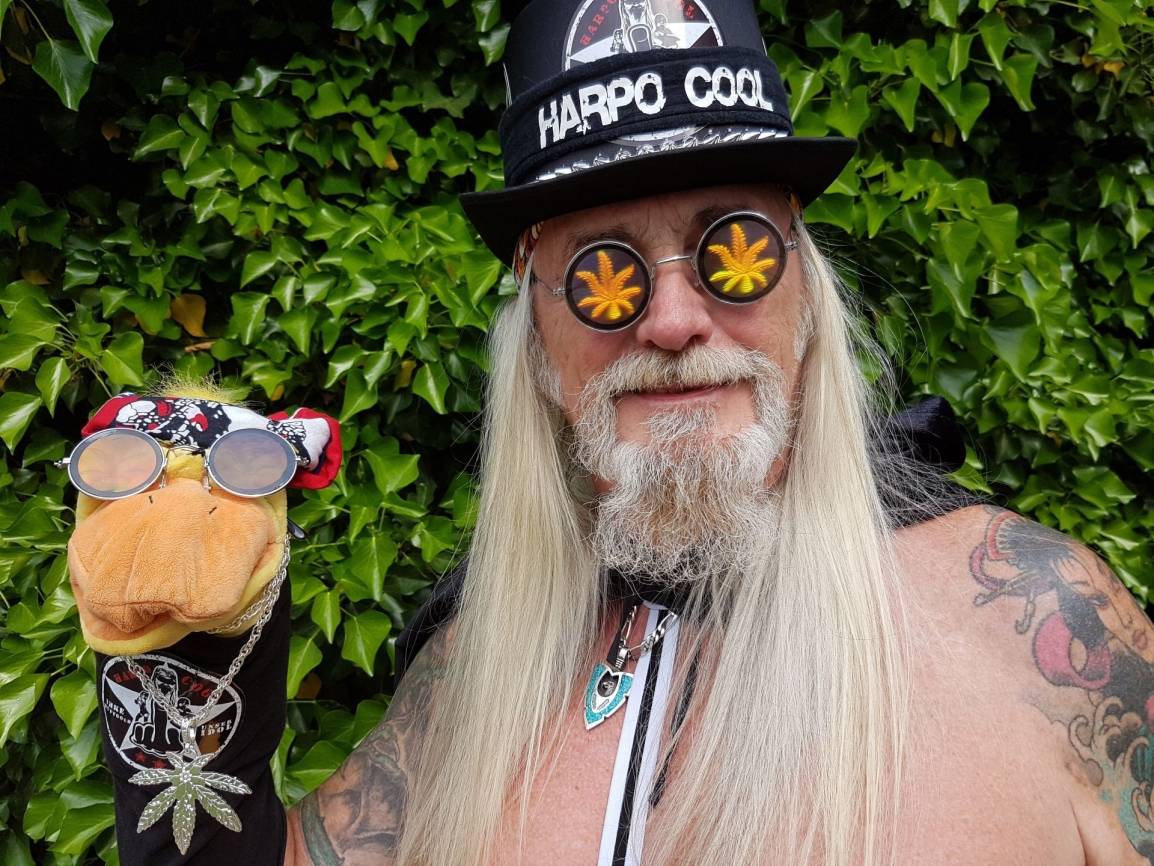  Harpo Cool mit seiner Handpuppe „So Cool“. 