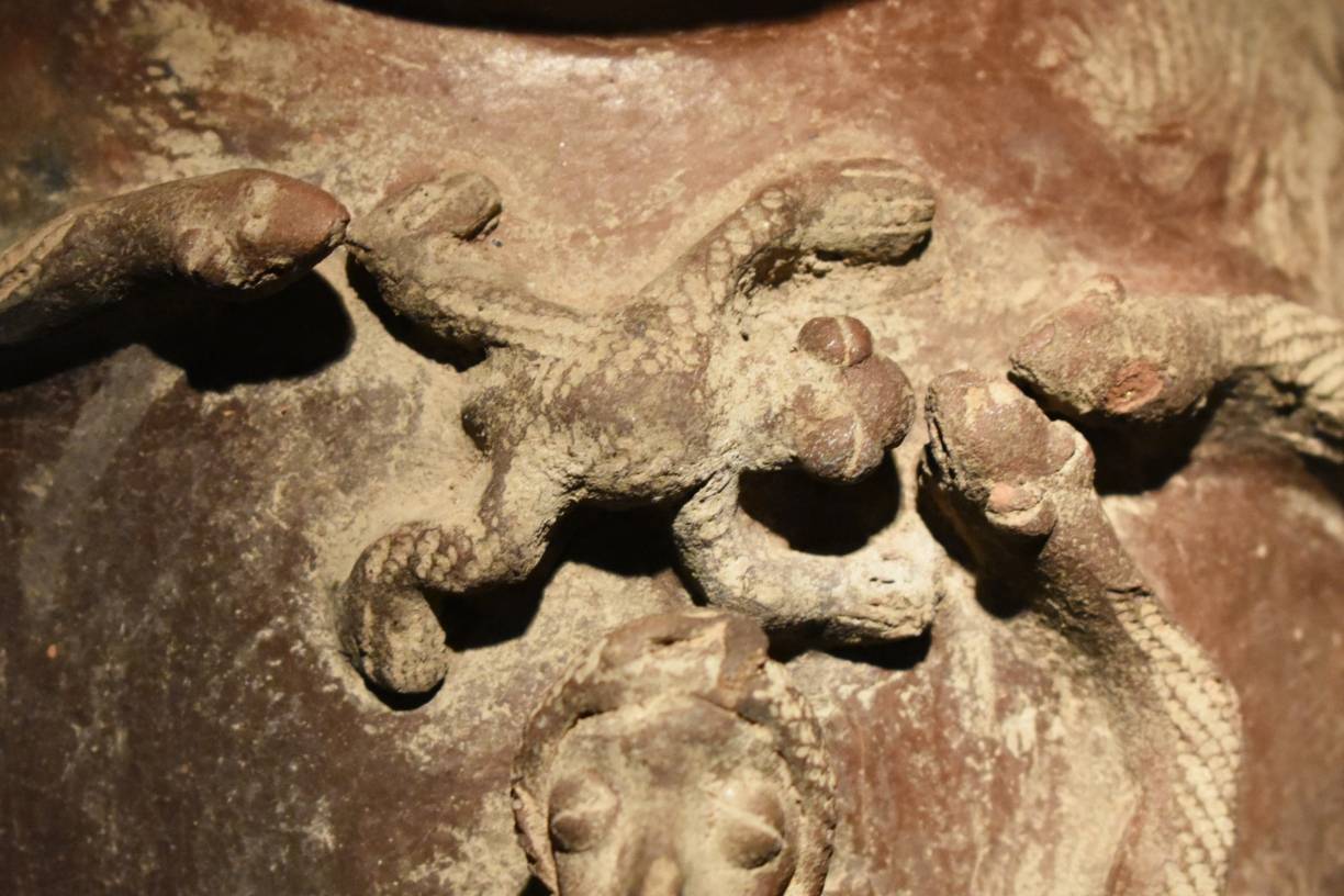  Froschapplik auf Ritualgefäß, Yoruba, Nigeria. 