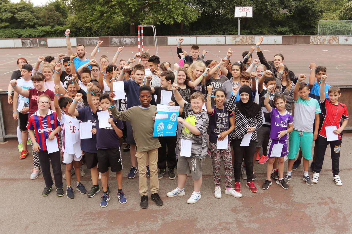  "Kids United" - Hauptschule Bernburger Straße läuft für UNICEF: Ein Gruppenfoto nach dem Lauf. 