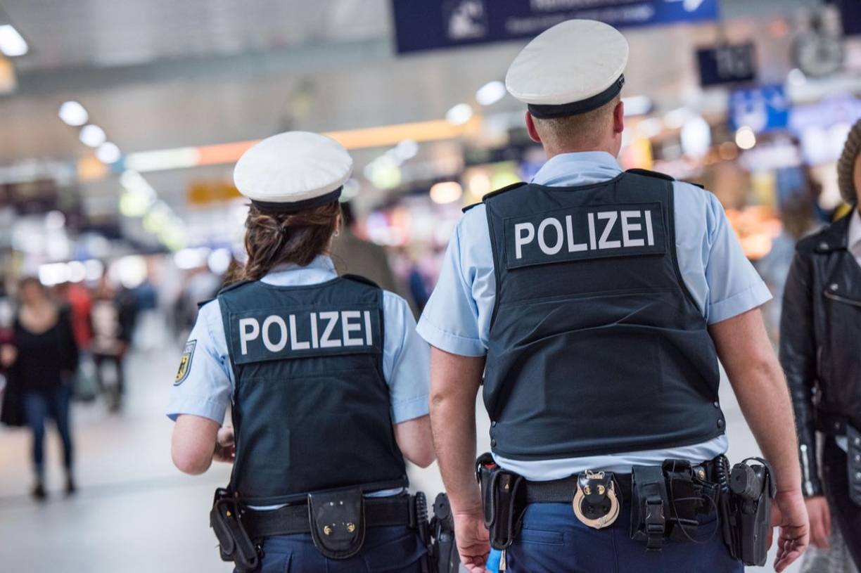 Frau mit 1,5 Promille beleidigt, bespuckt und schlägt Polizisten