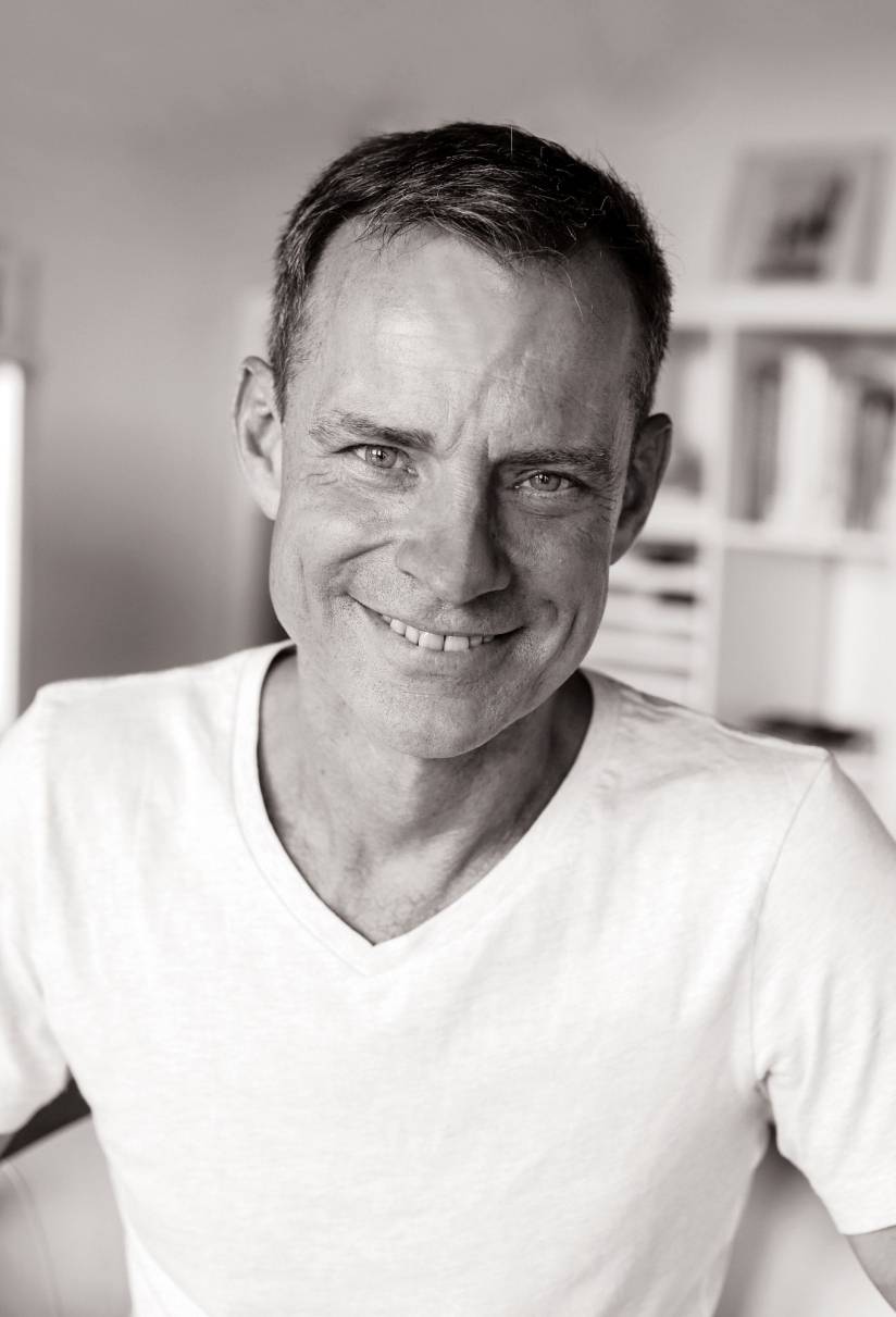  Jörg ter Veer erzählt in „Wir sollten uns kennenlernen“ von seiner rund vierjährigen Partnersuche in Online-Portalen. Seine Mühe wurde belohnt, heute ist er wieder glücklich liiert. 