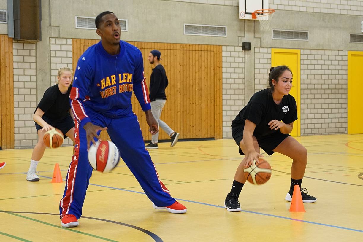  Harlem Globetrotter Bull Bullard, Spielerinnen der Capitol Bascats - „Für jeden Basketball-Fan ein absolutes Highlight“. 