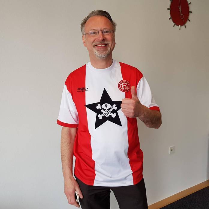  Wetten dass er von allen gesehen wurde? Ratsherr Marcus Münter im Fortuna-Tote-Hosen-Kult-Trikot bei der Ratssitzung. Immerhin: Auf das Vortragen von Fangesängen verzichtete er. 