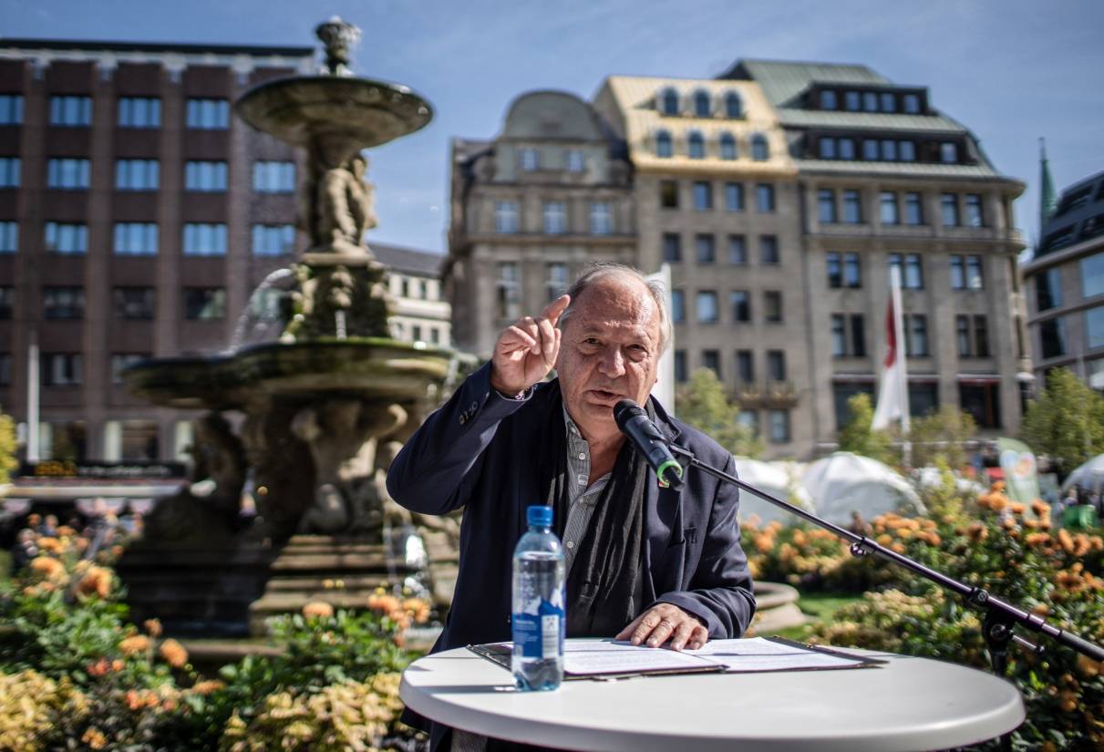 Wilfried Schmickler zog die Zuhörer mit Ausschnitten aus seinem neuen Programm „Kein Zurück“ sowie klaren Worten zu gesellschaftlichen Missständen in den Bann. 
