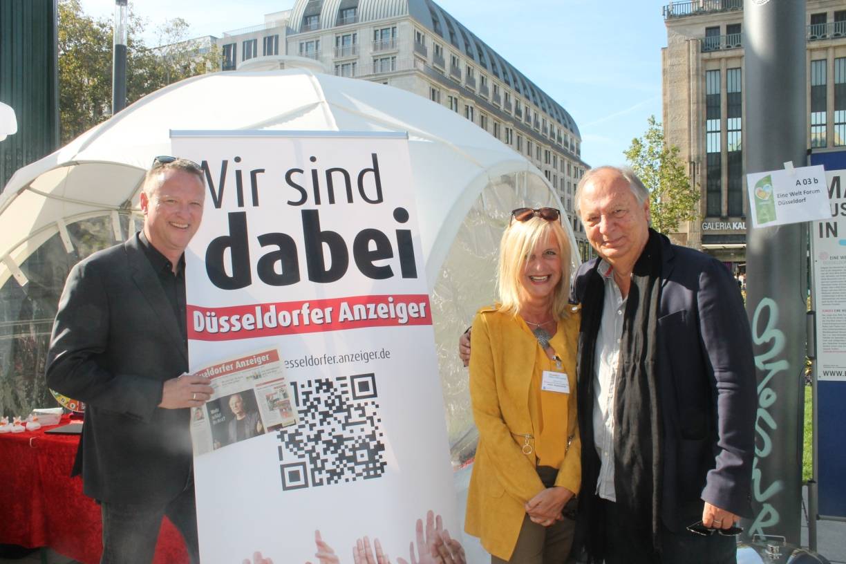  ie Ehrenamtsbeauftragte der Stadt Düsseldorf, Helma Wassenhoven, begrüßte am Stand des Düsseldorfer Anzeigers mit dem Kabarettisten Wilfried Schmickler von uns organisierte prominente Verstärkung auf dem Corneliusplatz. Links im Bild: Anzeigenleiter Andreas Huber. 