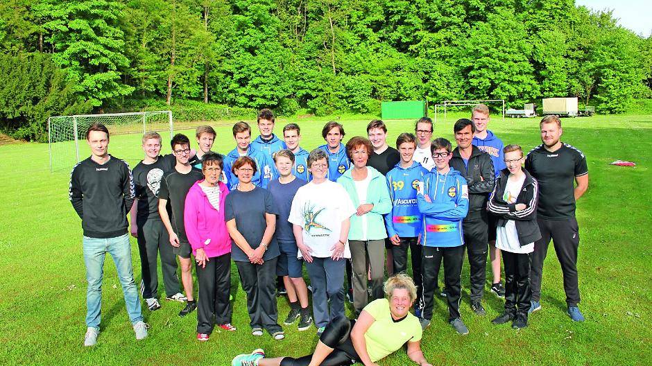  Einen kleinen Eindruck vom wunderbaren Grün auf dem Sportplatz vermittelt dieses Bild, auf dem auch die Turn-Damen von Erika Hinz (vorn) zu sehen sind - und „Tobi“ Tobias Cremer (4. v. r.). 