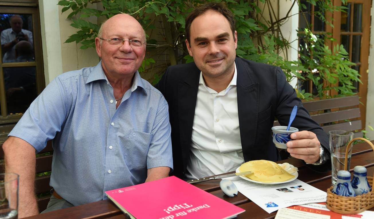  Mostertpöttches-Baas Winfried Ketzer mit Fortuna-Baas Robert Schäfer und Mostertpott. 