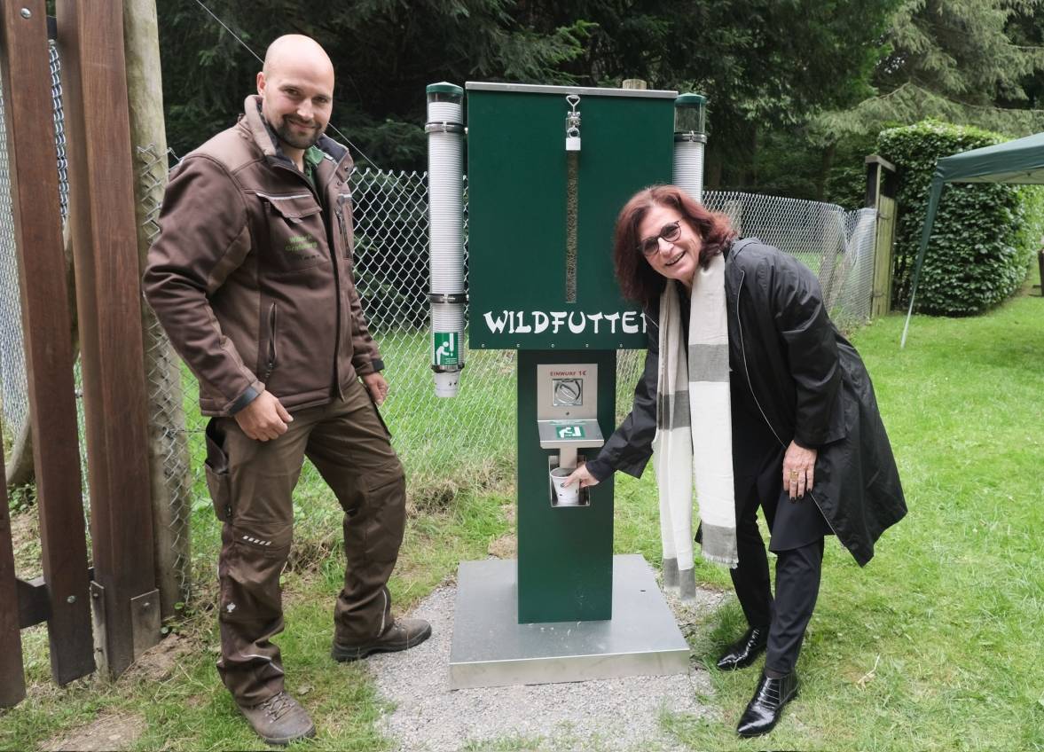  Umweltdezernentin Helga Stulgies macht es vor: Für einen Euro können kleine und große Besucher im Wildpark gesundes Wildfutter kaufen. 