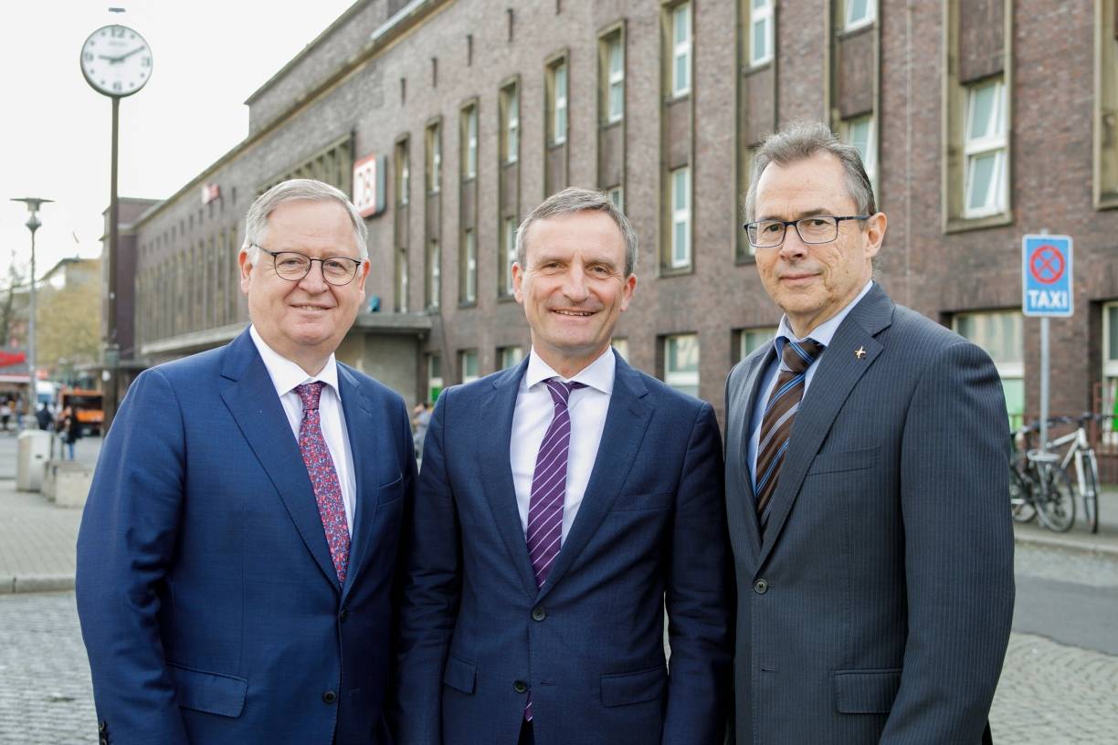  Stadtwerke-Vorstand Manfred Abrahams, Oberbürgermeister Thomas Geisel und Bahnhofsmanager Peter Grein (von links nach rechts). 