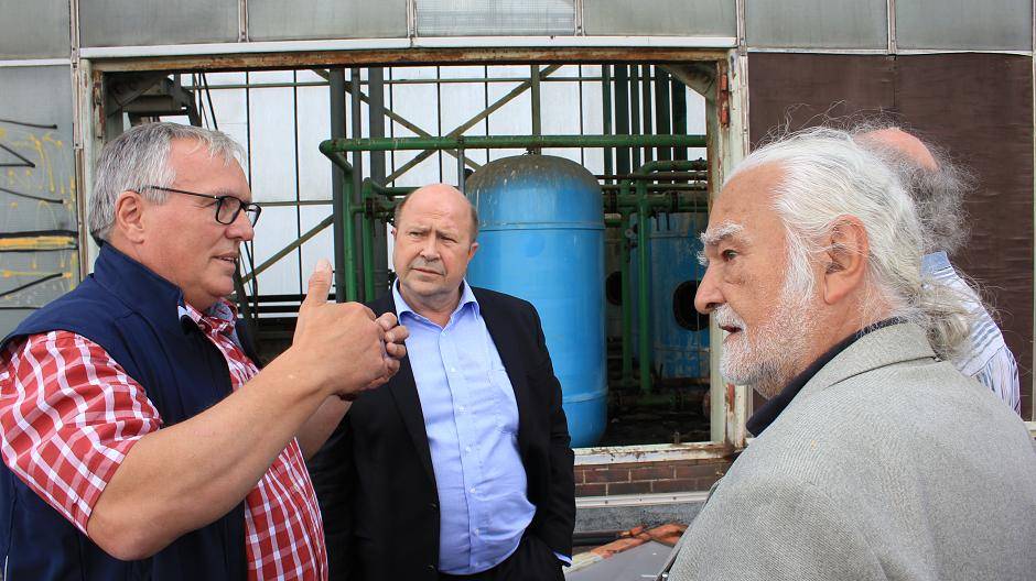  Ulrich Tappe (li.) erklärt Franz Nawrath (M.) und Niklaus Fritschi seine Ideen für den Gerrix-Turm auf der Plattform. Fotos: schrö  