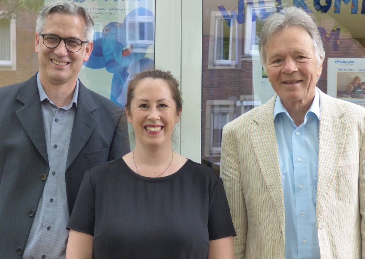  Der stellvertretende Vorsitzende des Kinderschutzbundes in Düsseldorf, Dr. Hauke Duckwitz, Sozialpädagogin Jessica Szopinski sowie Kinder- und Jugendpsychiater Dr. Eberhard Motzkau (v. li.) blicken zurück auf 20 + 1 Jahre „Begleiteten Umgang“. 