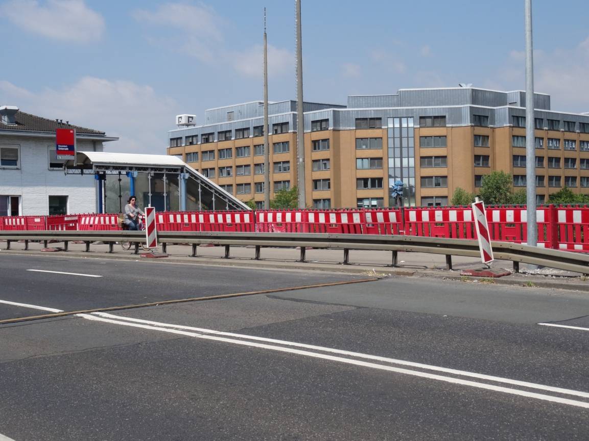  Auf der Straßenbrücke Hamborner Straße über die Deutsche-Bahn-Gleise müssen die Fahrbahnübergänge erneuert werden. Bedingt durch die Arbeiten werden einzelne Fahrspuren und Gehwege wechselseitig gesperrt. 