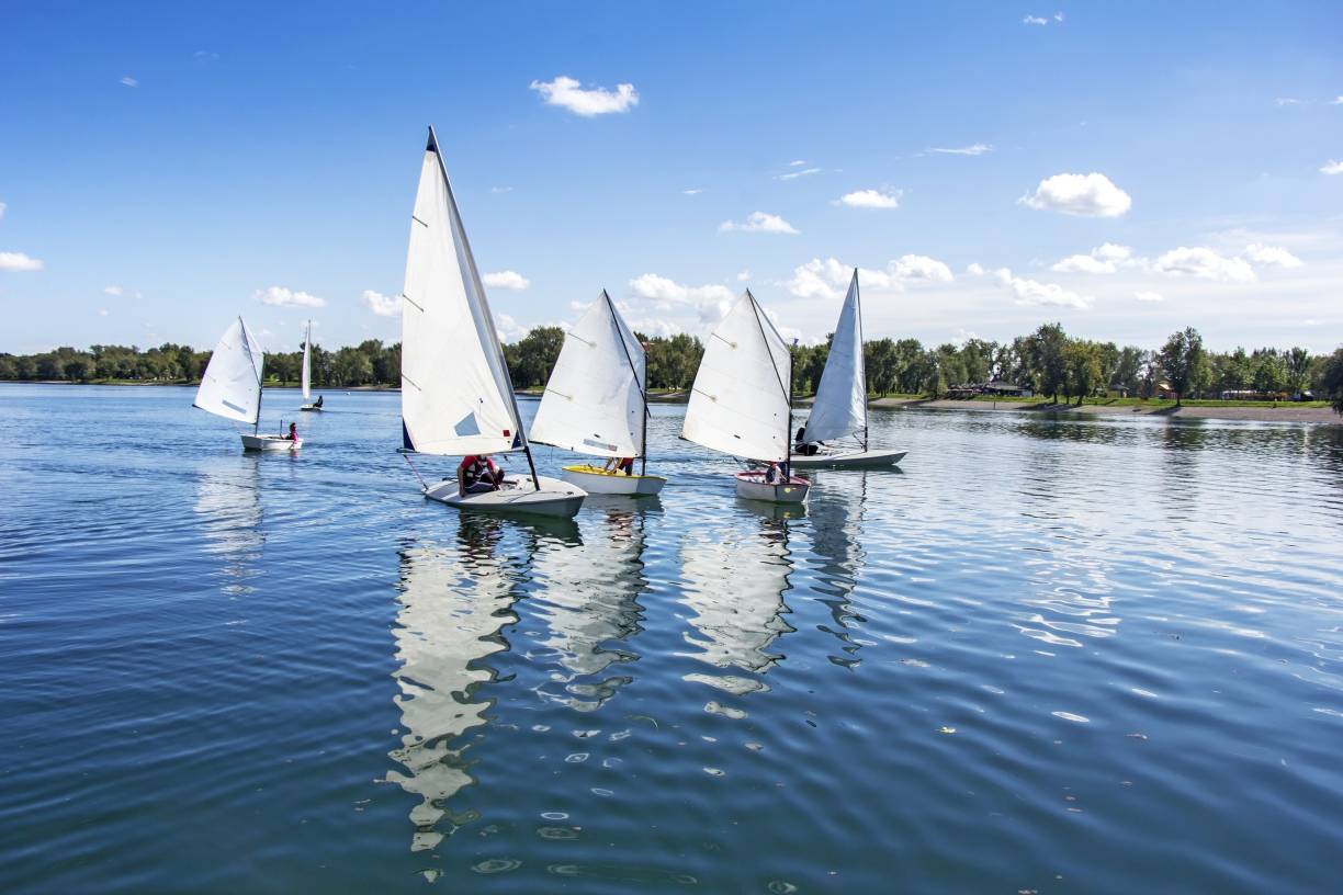  Auf dem Unterbacher See kann man das Segeln und Surfen lernen. Nur zwei von vielen Freizeitmöglichkeiten auf und um den See. 