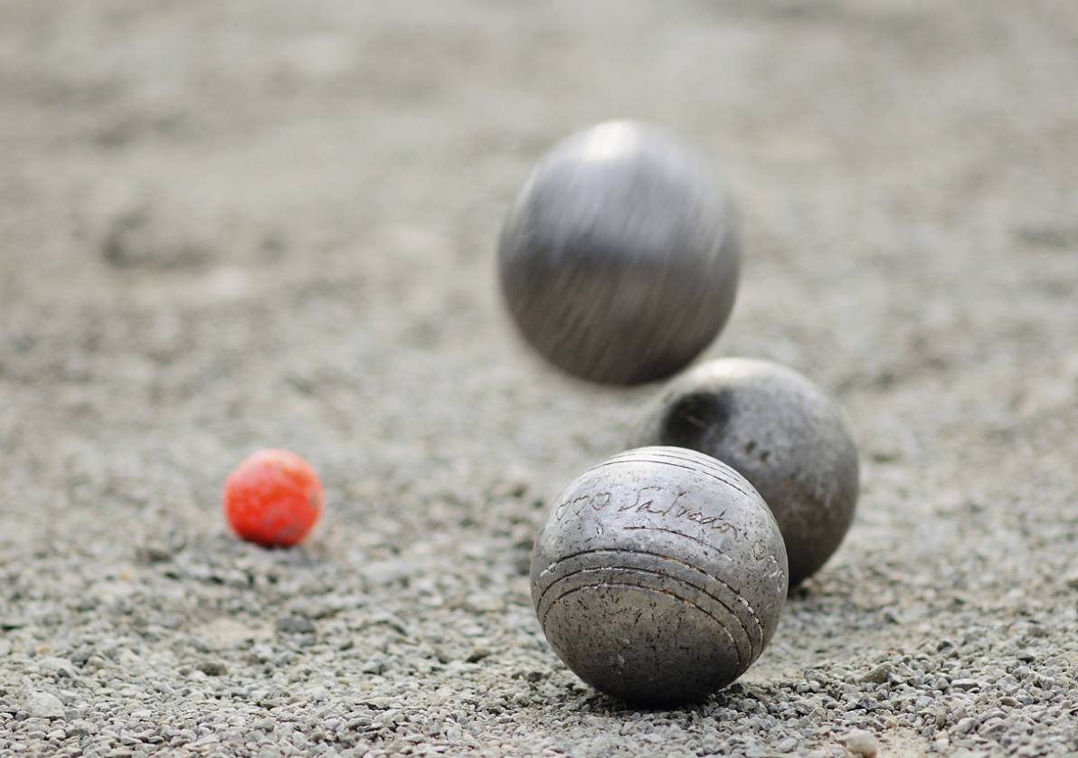  Der Abstand zum Schweinchen entscheidet über den Sieg. Nachgemessen wird mit dem Maßband, zur Not mit einem Tirette: Pétanque am Rhein. 
