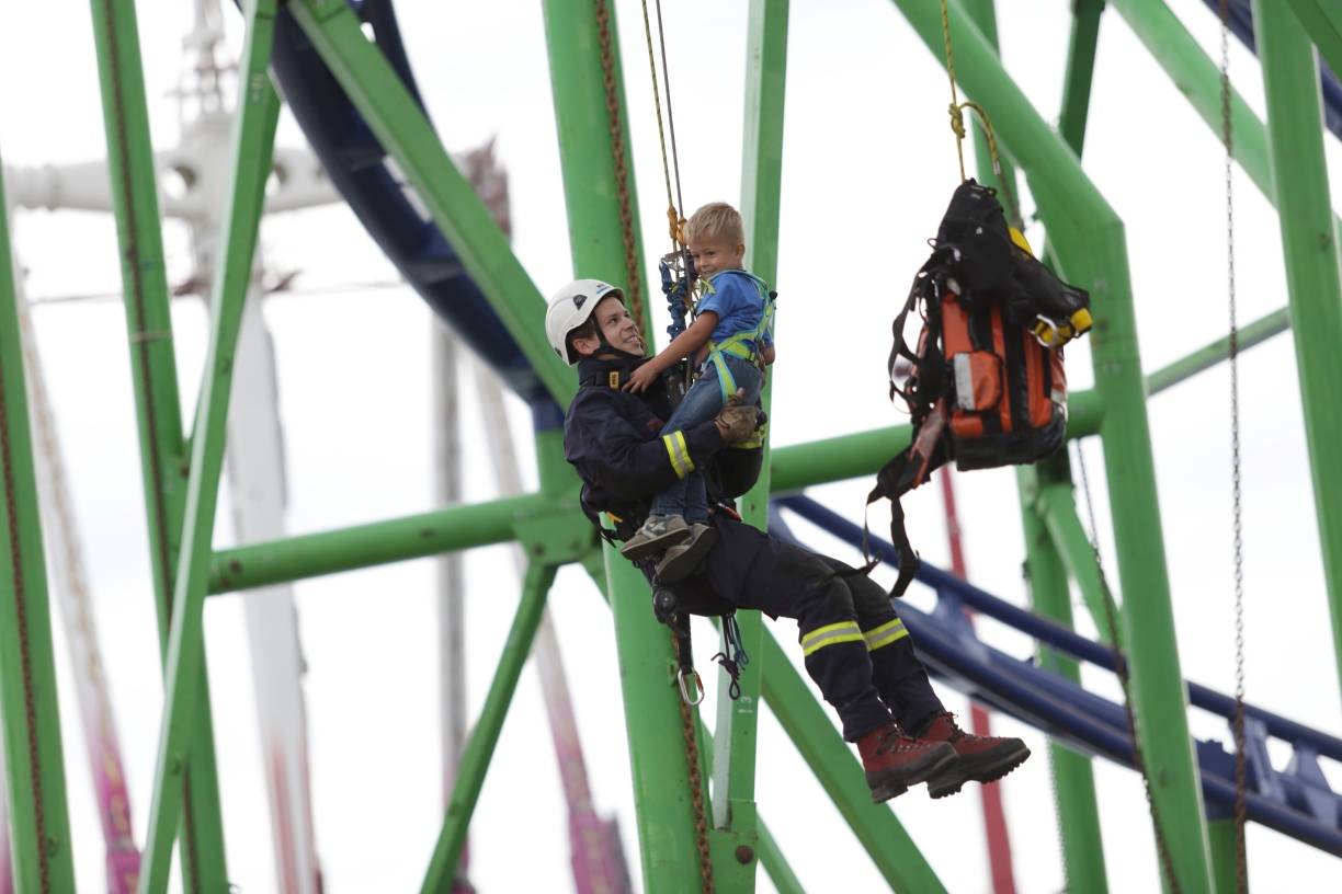 Höhenretter üben den Einsatz auf der Rheinkirmes