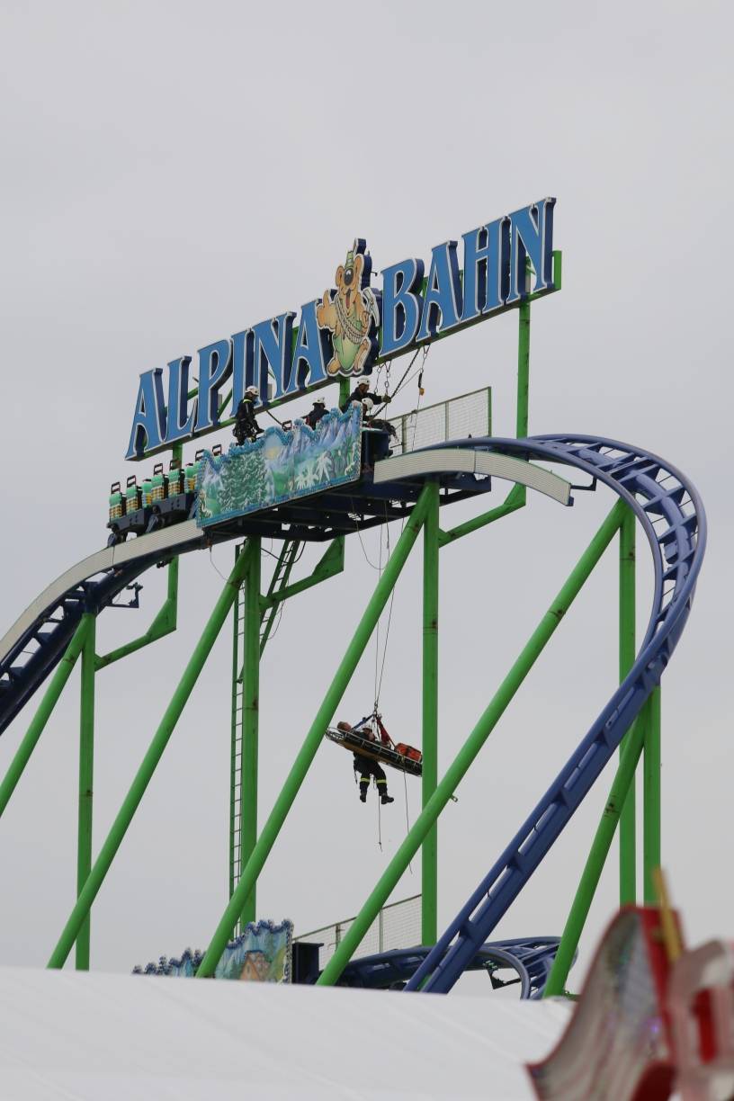  Die Alpina-Achterbahn ist 32 Meter hoch. Ab einer Höhe von 23 Metern kann die Drehleiter zur Menschenrettung nicht mehr eingesetzt werden. Dann müssen die Höhenretter ran.  