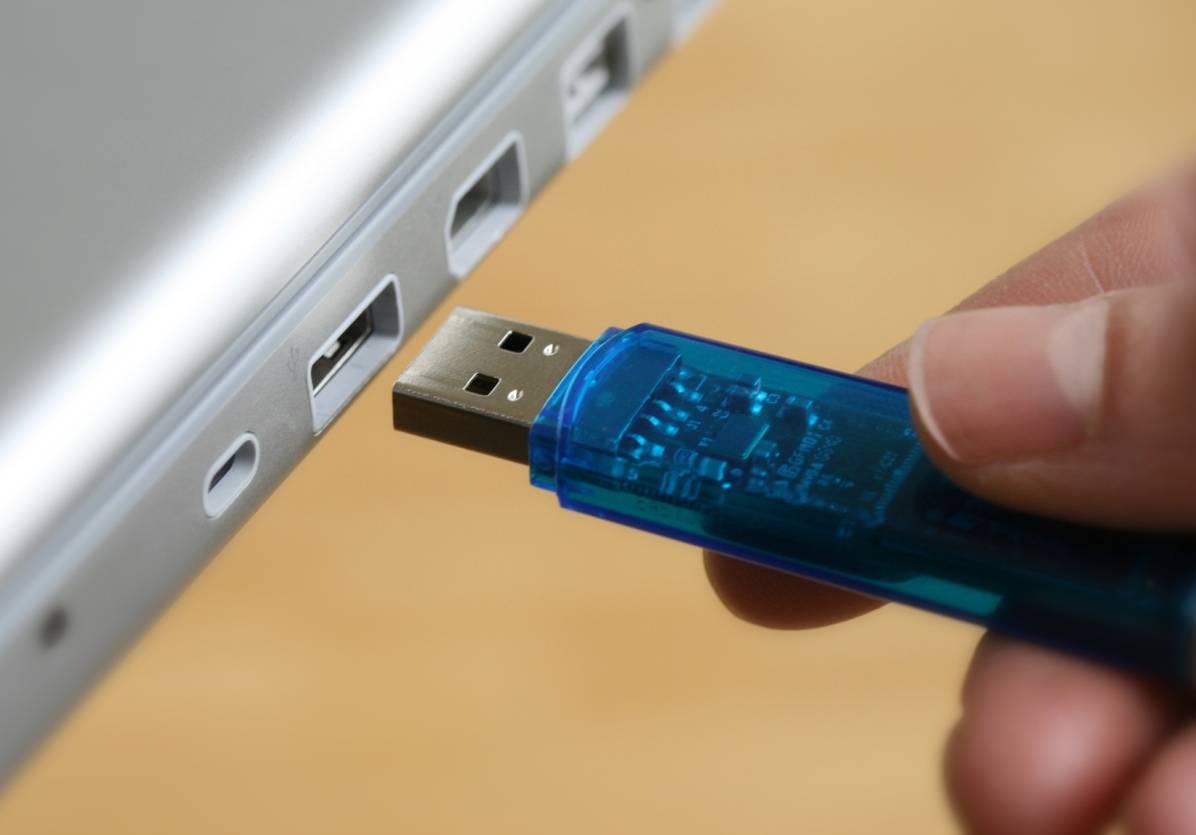  Keine noch so große Bibliothek ist so umfangreich, dass nicht das Wissen all ihrer Bücher auf einen handlichen USB-Stick passen würde. 